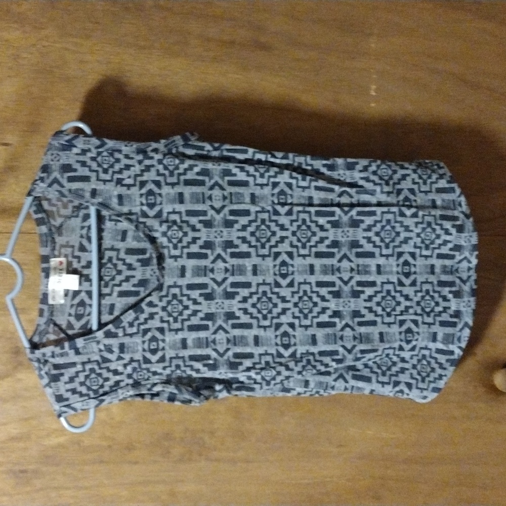 Gray patterned top